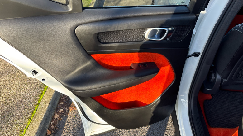 Volvo Xc40 2.0 T4 R DESIGN Pro 5dr AWD Geartronic Petrol Estate